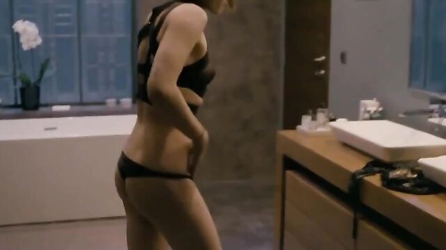Kristen Stewart -- Topless (Personal Shopper)