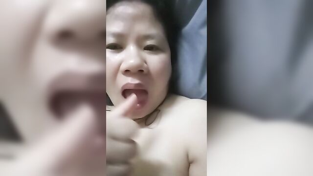 Vietnamese single step mum fingering her pussy until she cums